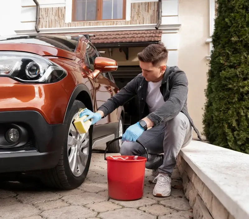 Lavage auto à domicile Colomby : professionnel intervenant sur un véhicule
